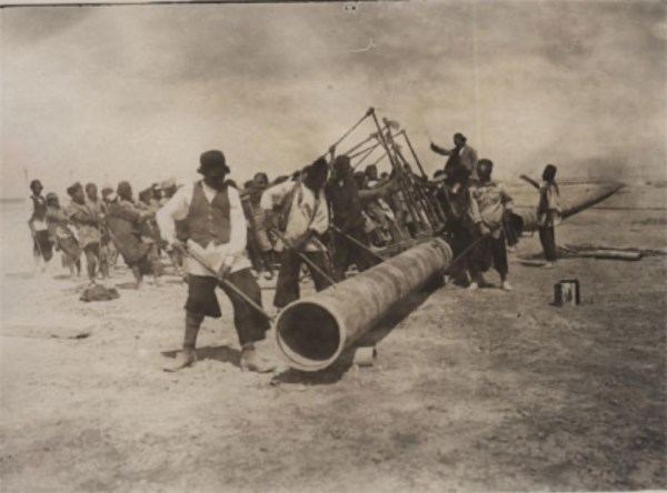 Workers of the APOC in 1908 (Wikipedia)