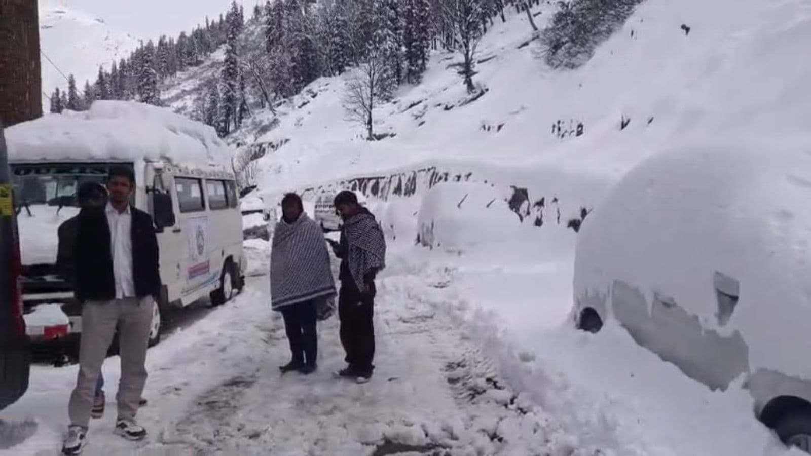Heavy snowfall in Himachal: Thousands of stranded tourists rescued, traffic through Atal Tunnel suspended