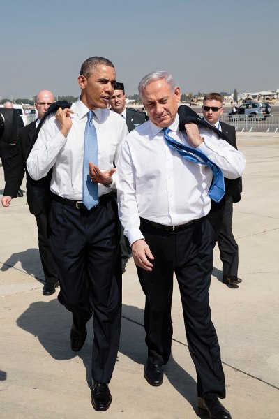 US President Barack Obama (left) walks with Israeli Prime Minister Benjamin Netanyahu across the tarmac at Ben Gurion International Airport in Tel Aviv, Israel, March 20, 2013. 