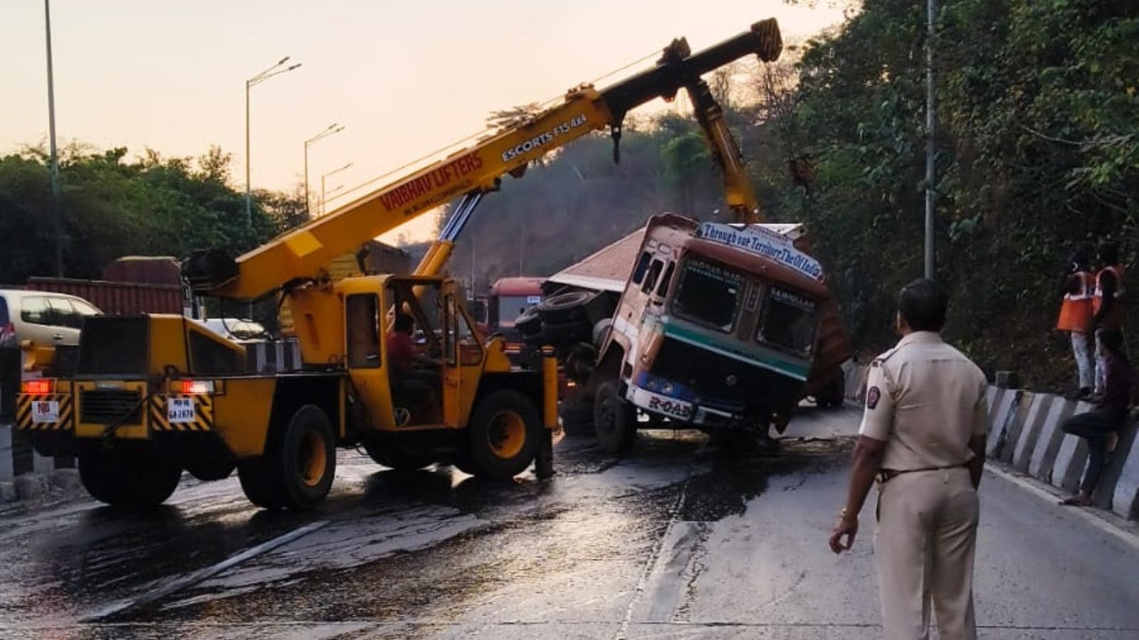 Container truck carrying fish overturns on Pune–Mumbai Highway near Khandala, causes traffic jam