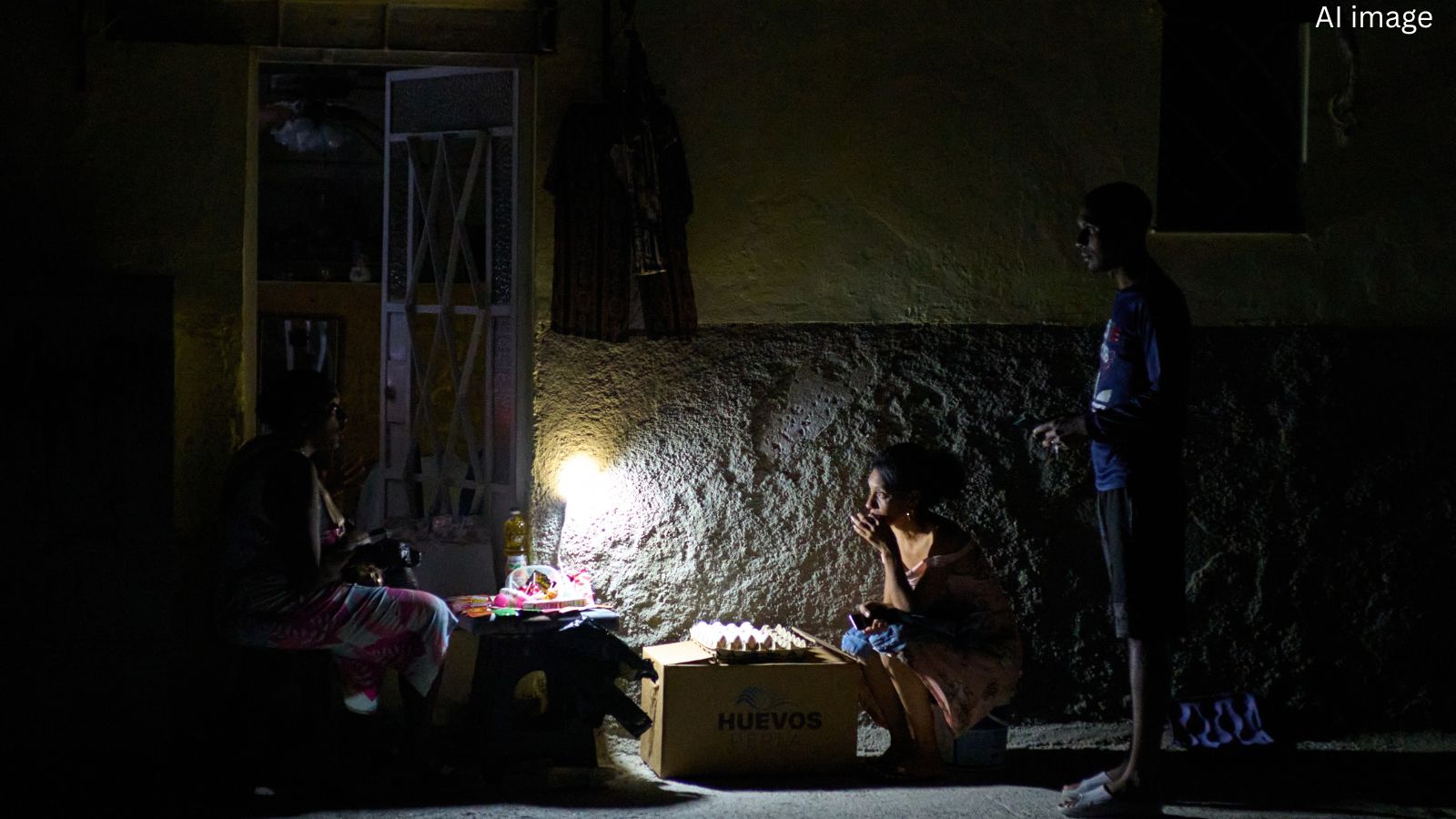 सोमवार, 16 मार्च, 2026 को हवाना में ब्लैकआउट के दौरान स्ट्रीट वेंडर आपस में बात करते हुए। (एपी फोटो)