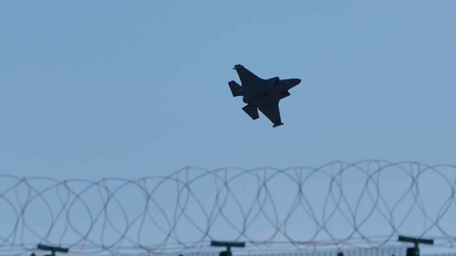 ब्रिटेन की रक्षा मंत्रालय ने पुष्पक ड्रोन पर हमला किया, ईरान से संबंधित नहीं।
"ब्रिटेन की रक्षा मंत्रालय ने 