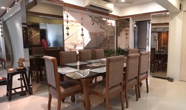 शक्ति मोहन, नीति मोहन और मुक्ति मोहन अपने माता-पिता को एक विशाल घर देना चाहते थे।