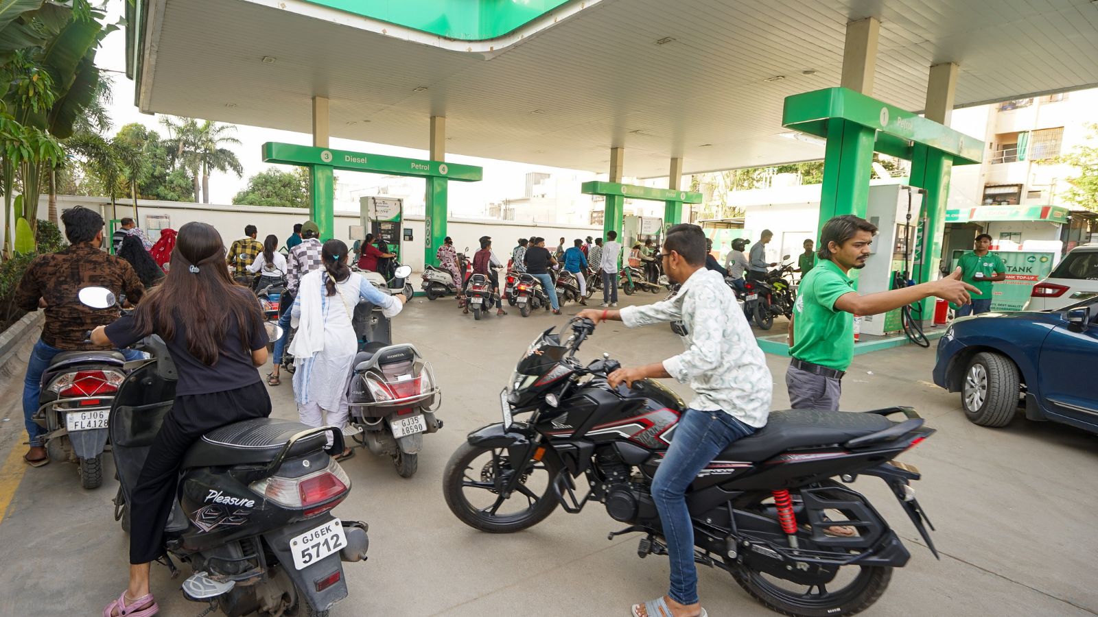 indianexpress.com - Brendan Dabhi - Long queues at Gujarat fuel pumps after payment issue creates shortage & panic