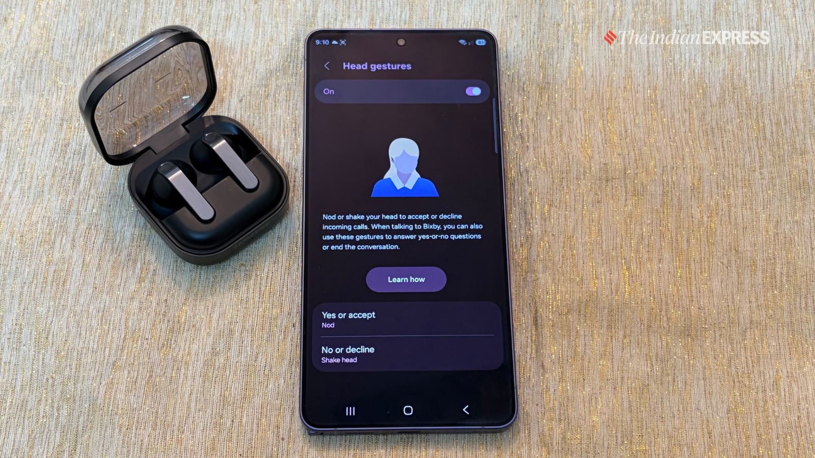 सिर के इशारों से उपयोगकर्ता कॉल स्वीकार करने के लिए सिर हिला सकते हैं या अस्वीकार करने के लिए सिर हिला सकते हैं। (छवि क्रेडिट: अनुज भाटिया/इंडियन एक्सप्रेस)