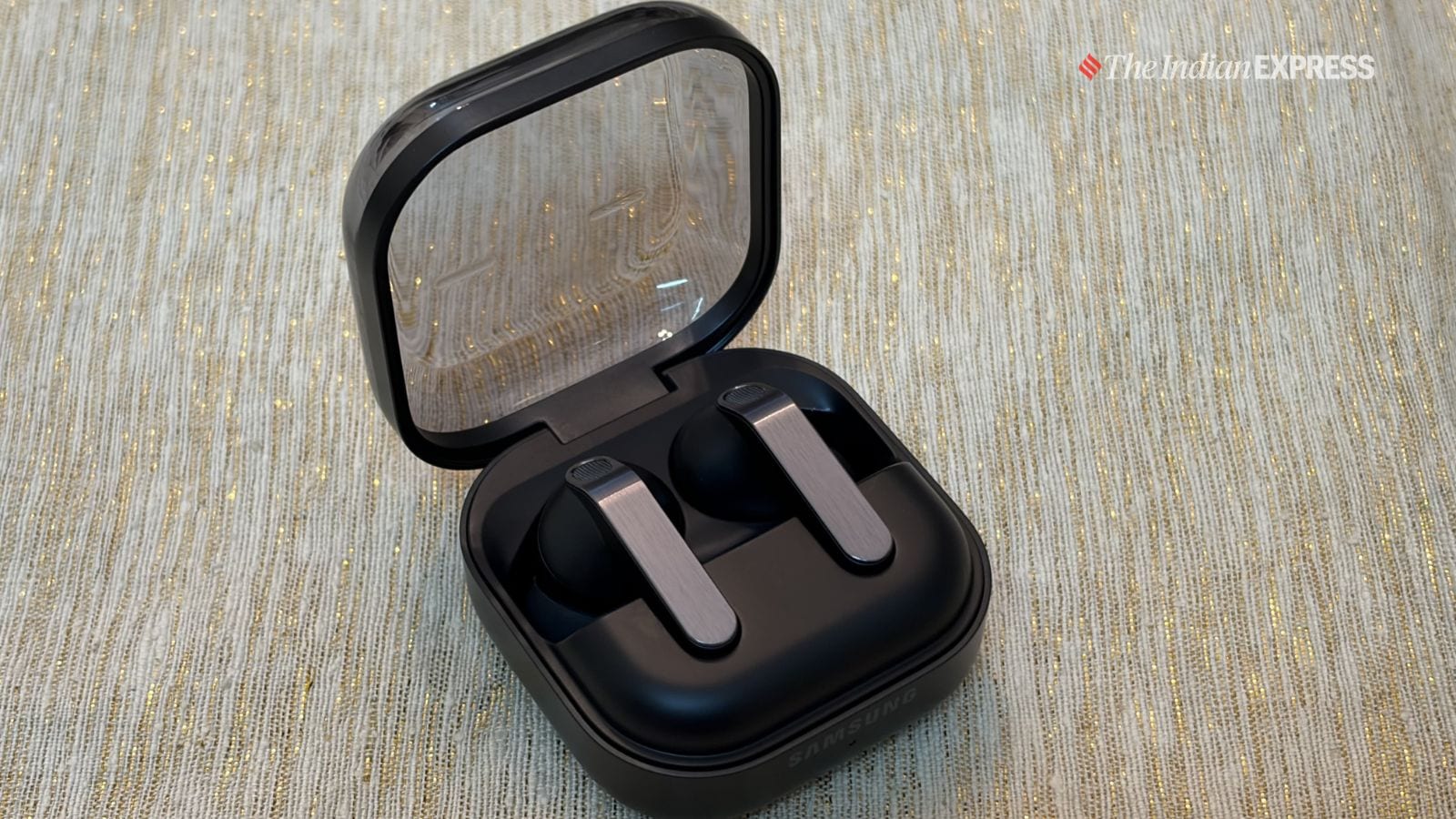 बड्स 4 प्रो ब्लूटूथ 6.1 प्रदान करता है, जो 940 फीट तक की रेंज प्रदान करता है। (छवि क्रेडिट: अनुज भाटिया/इंडियन एक्सप्रेस)