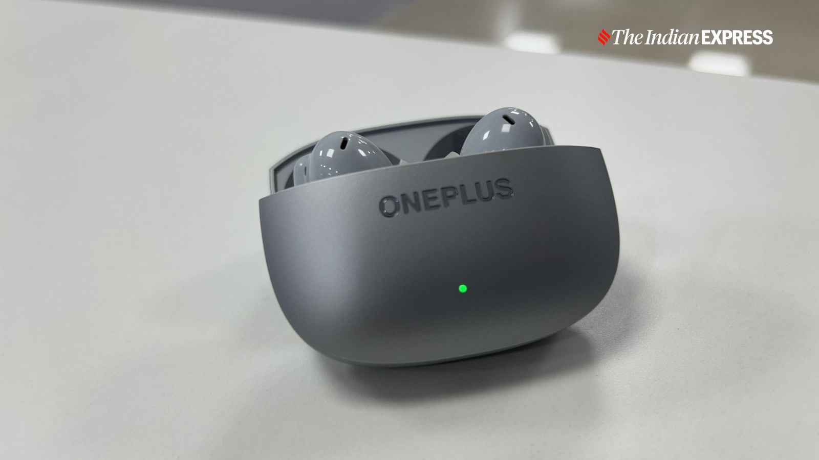 नॉर्ड बड्स 4 प्रो में मैट फ़िनिश है और यह दो रंगों में उपलब्ध है: ग्रे और काला। (छवि: द इंडियन एक्सप्रेस/अजय हांजे)