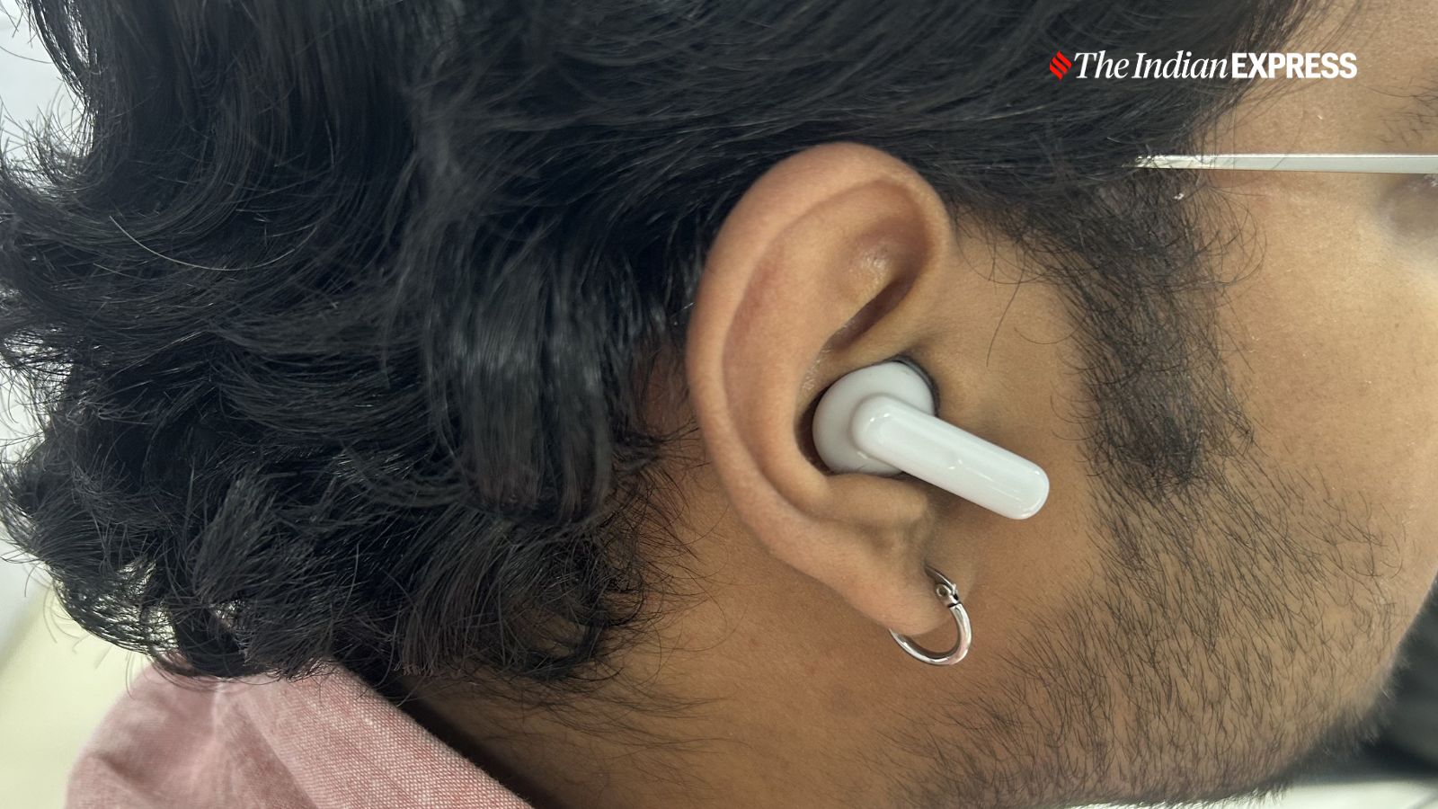 बड्स पहनने के लिए आरामदायक और फिट होते हैं, और उनके कान की युक्तियाँ सामान्य तीन आकारों में आती हैं। (छवि: द इंडियन एक्सप्रेस/अजय हांजे)
