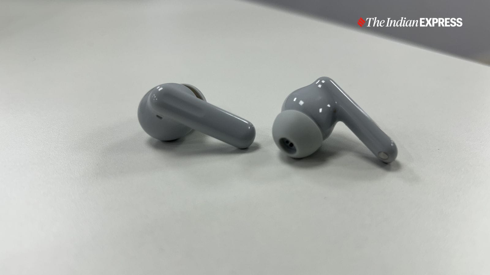 कलियाँ तने के आकार की और काफी हल्की होती हैं, और यदि आप उन्हें लंबे समय तक पहनते हैं तो वे मुश्किल से ध्यान देने योग्य होती हैं। (छवि: द इंडियन एक्सप्रेस/अजय हांजे