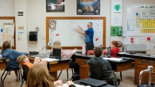 A science class at McPherson Middle School in McPherson, Kan., on Feb. 26, 2026. No more YouTube or video games on school laptops. Textbooks and pencils are back. Some seventh graders say they prefer learning offline. (Image: The New York Times)