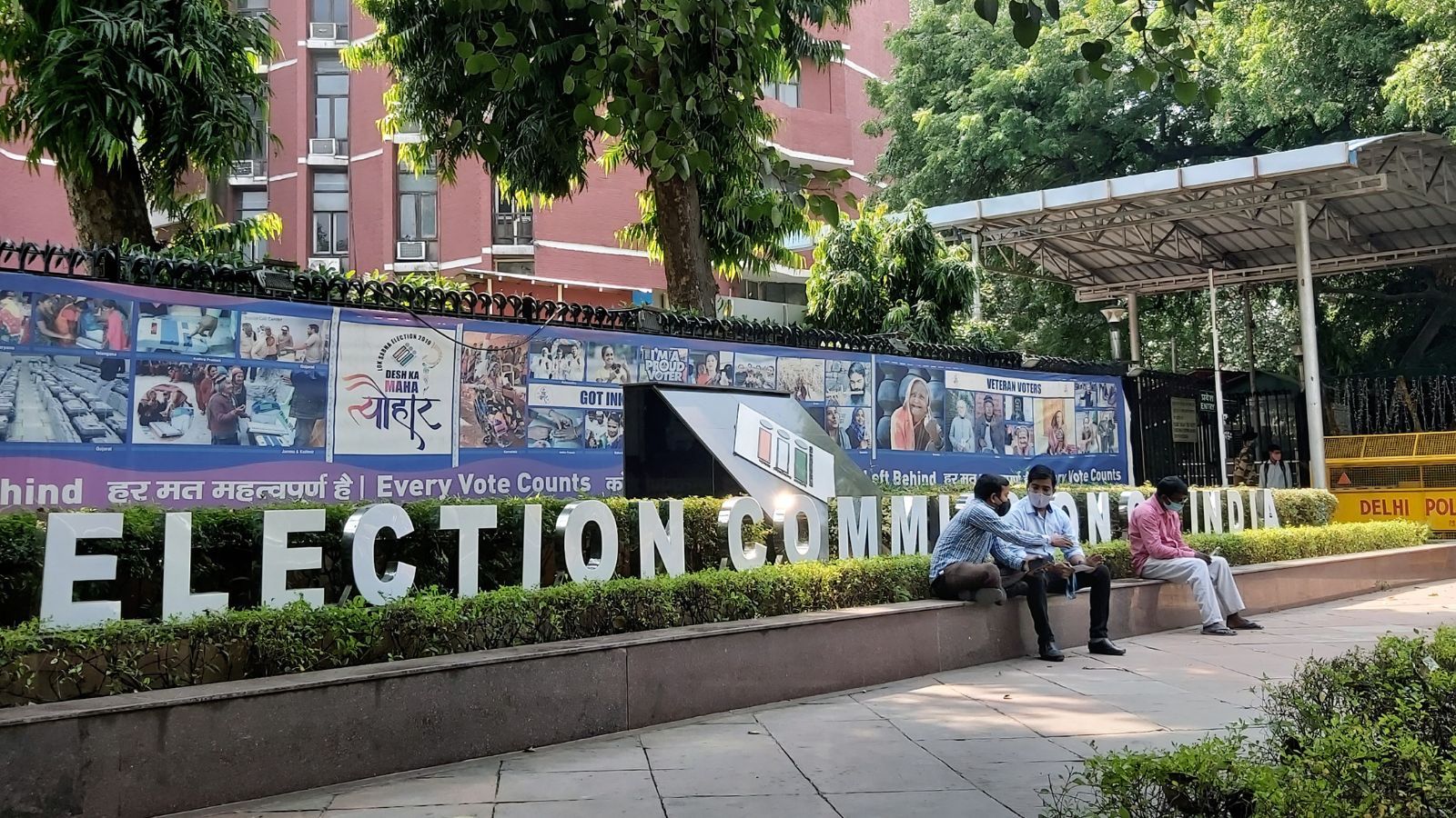 "चुनाव आयोग पश्चिम बंगाल की यात्रा पर, आगामी चुनाव की घोषणा के लिए मार्ग खोलना।"