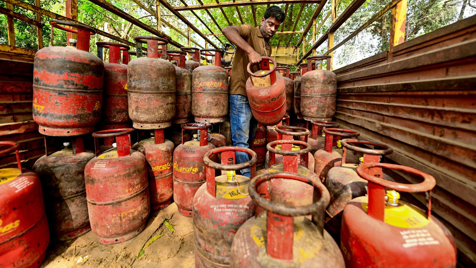 Cops carry out raids against LPG black marketing at 5 sites in Delhi, 5 held