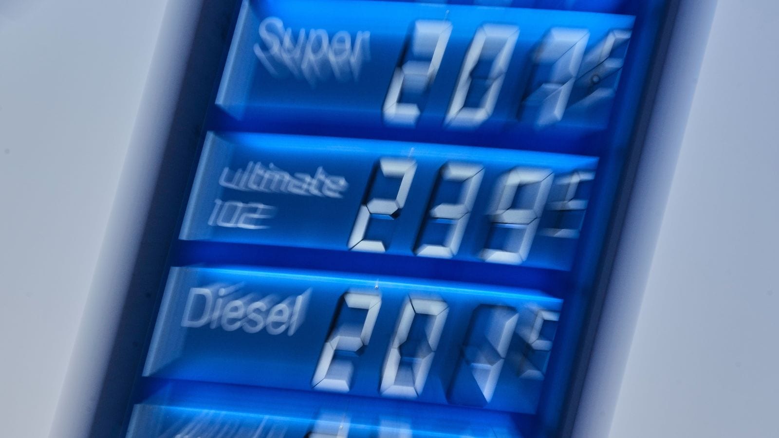 Middle East jitters drag Gulf markets; energy shares lift Saudi