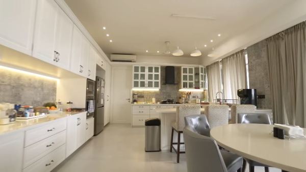 ओपन प्लान किचन के साथ सनी लियोन के घर का दौरा