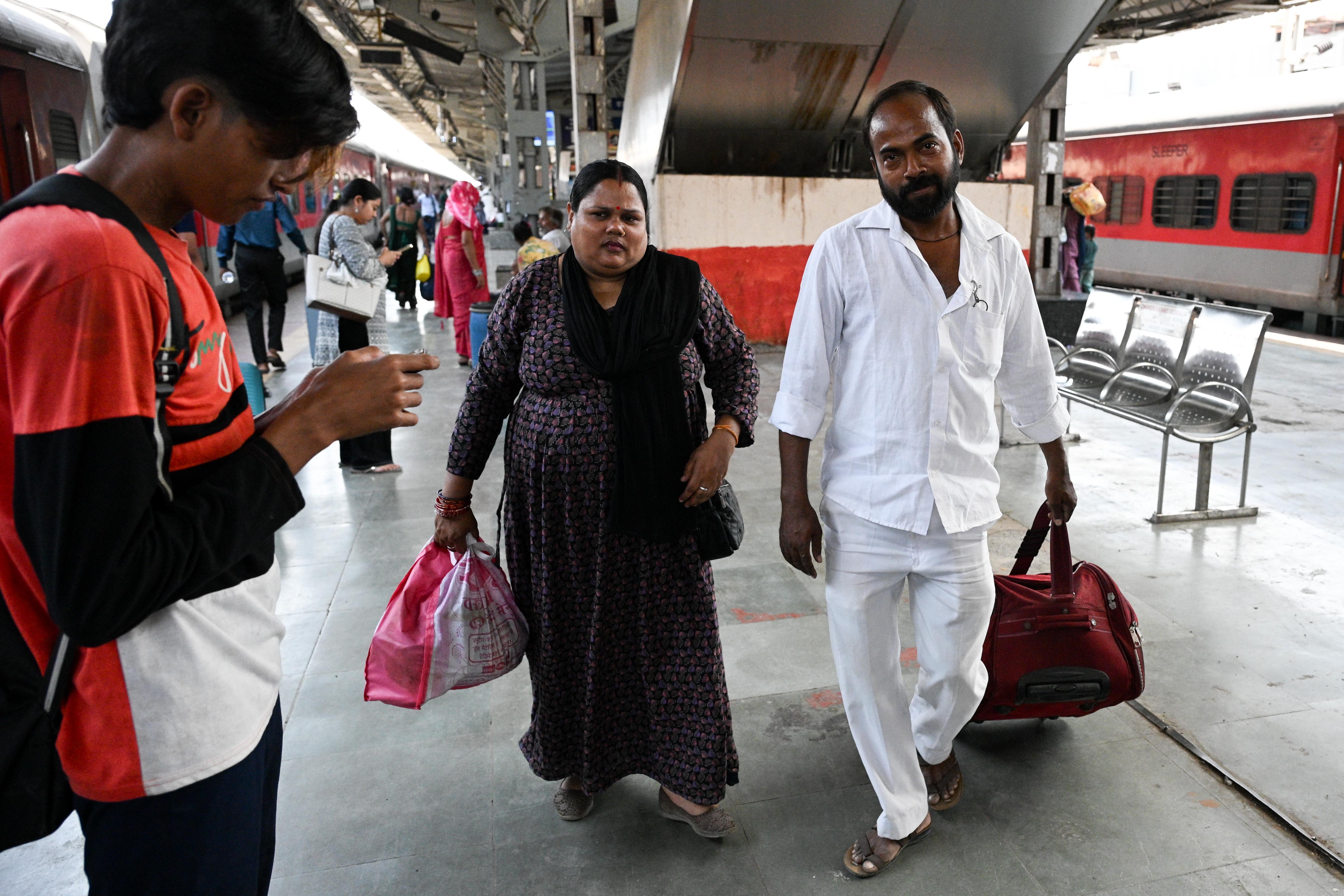 As LPG runs dry, a quiet reverse migration of workers takes hold in Mumbai