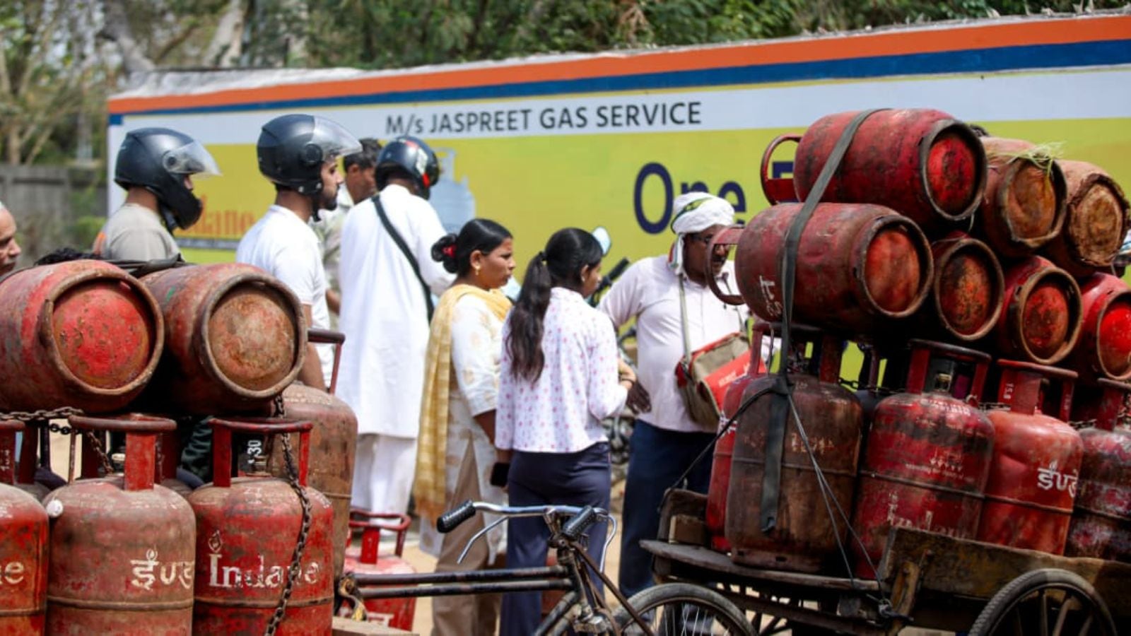 As Pune collectorate stops ‘walk-in’ system for LPG cylinders, queues vanish