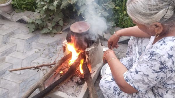 Domestic Shift: Families in Fazilka and Abohar are increasingly relying on cow dung cakes and firewood. For many, this isn't a choice but a necessity to keep kitchens running as the supply gap grows.