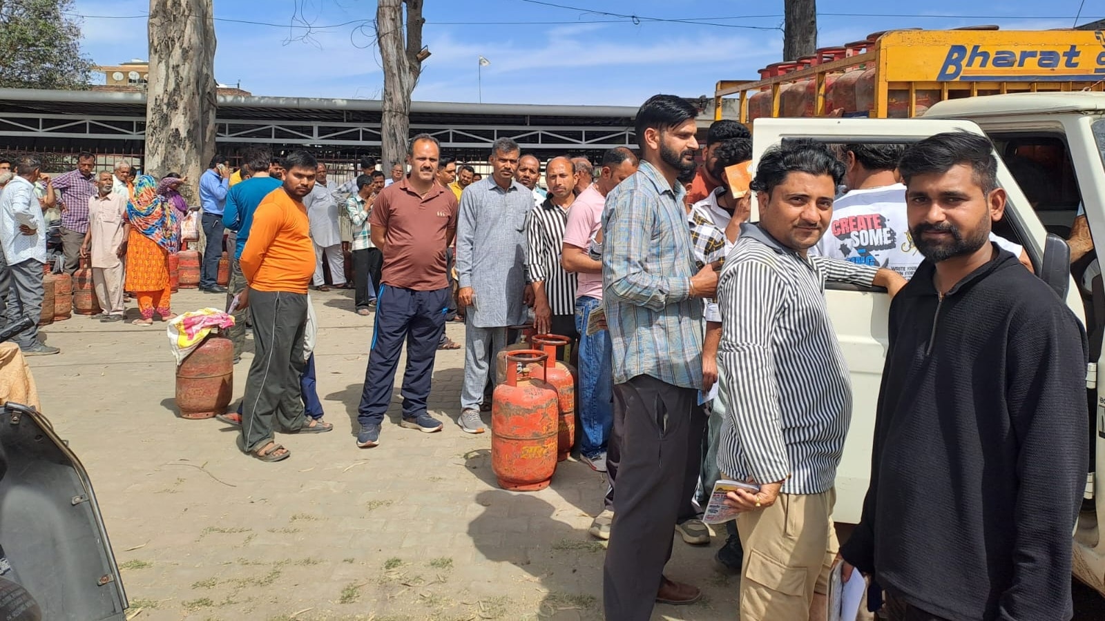 odisha LPG crisis, LPG crisis forces Odisha migrants to return home, LPG crisis forces surat migrants to return home, Odisha migrants, Odisha migrants LPG crisis, Indian express news, current affairs
