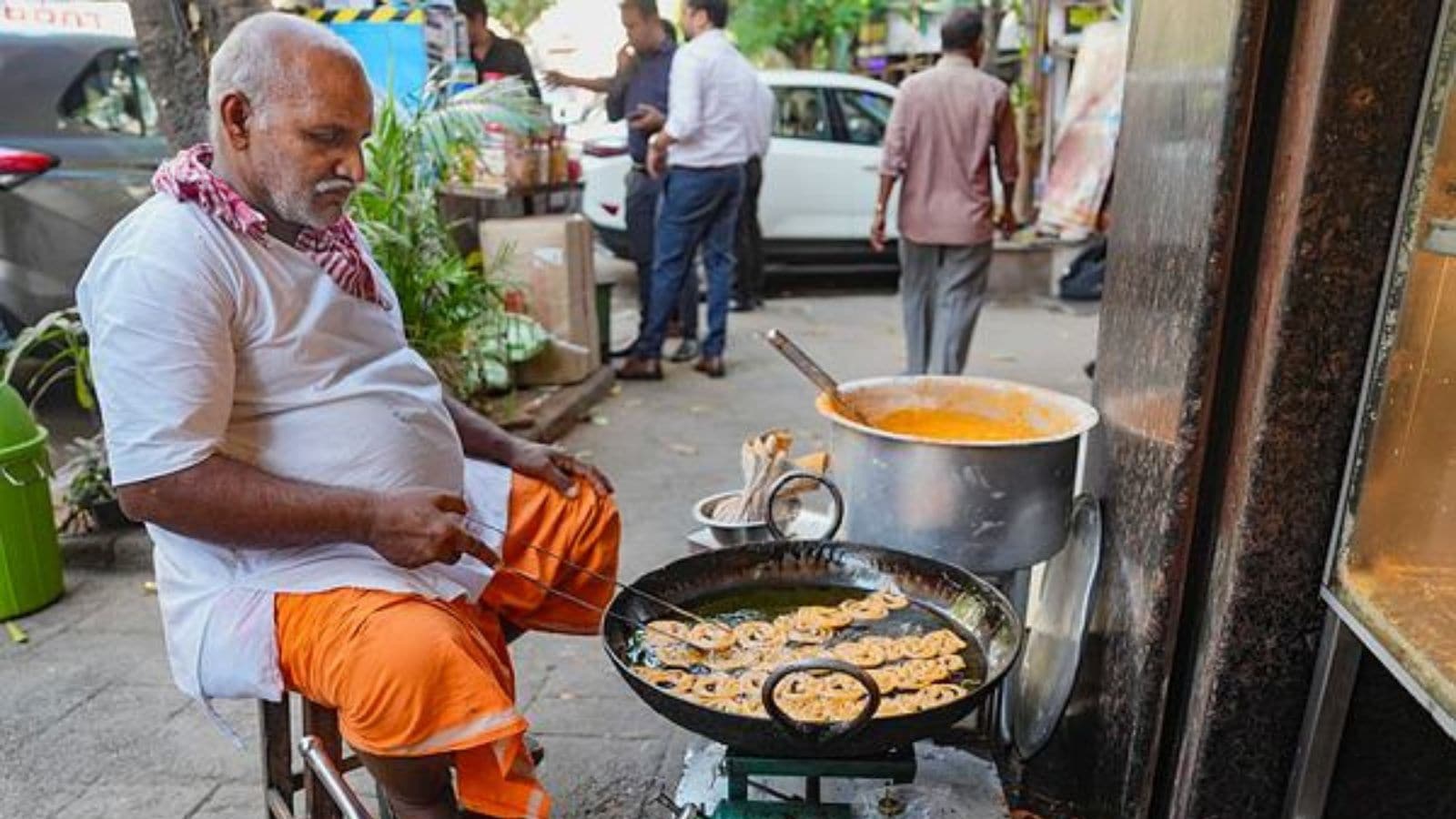 LPG shortage drives surge in ready-to-eat food sales