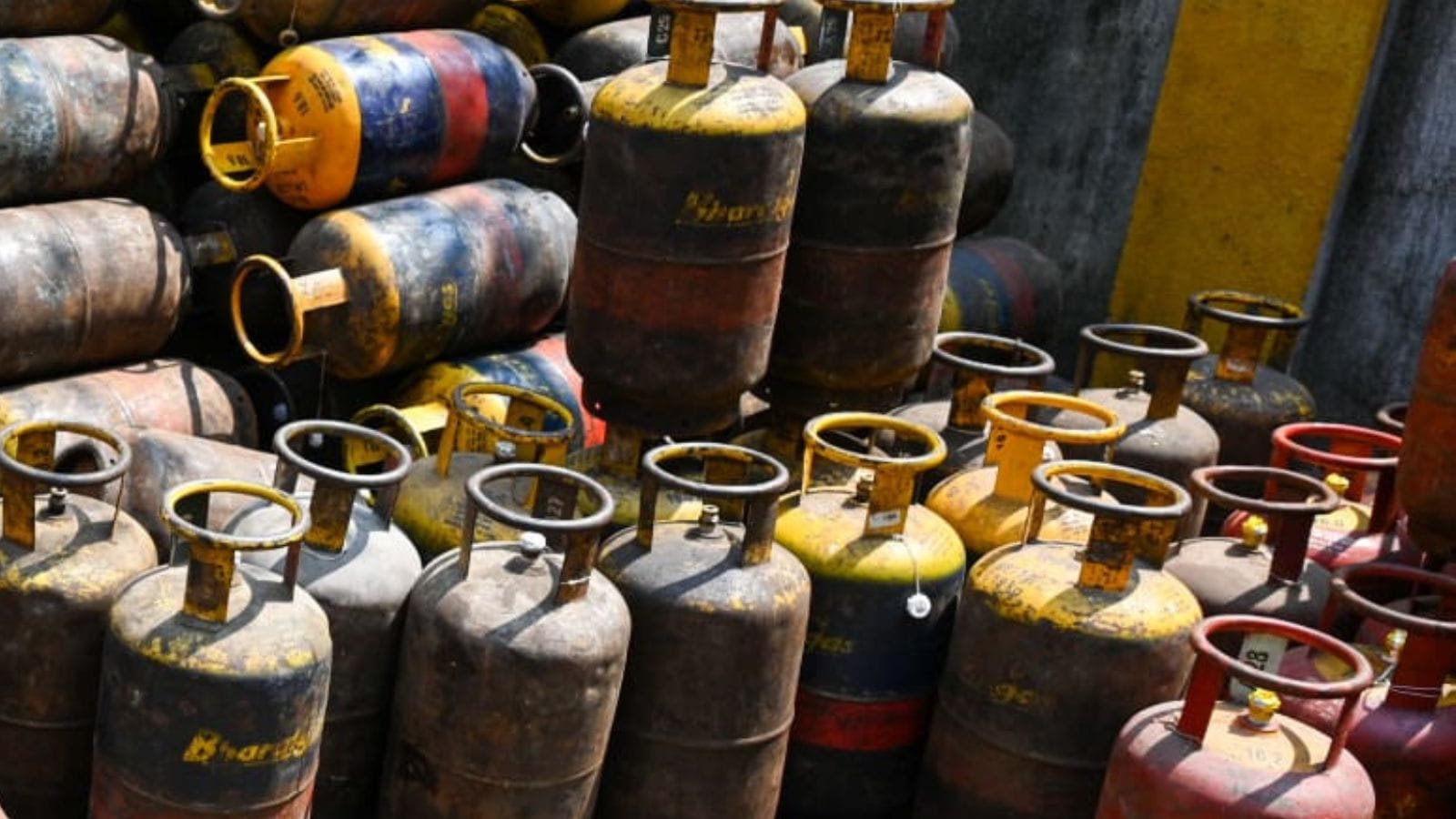 Local eateries feel the pinch as black marketing of cylinders surges amid fuel crisis