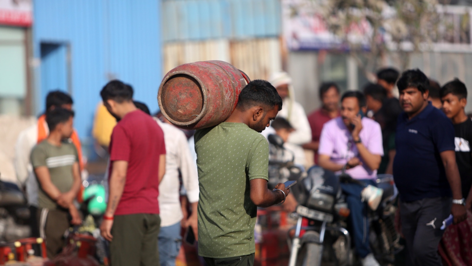Gas agency owners flag harassment incidents during LPG delivery, demand security cover