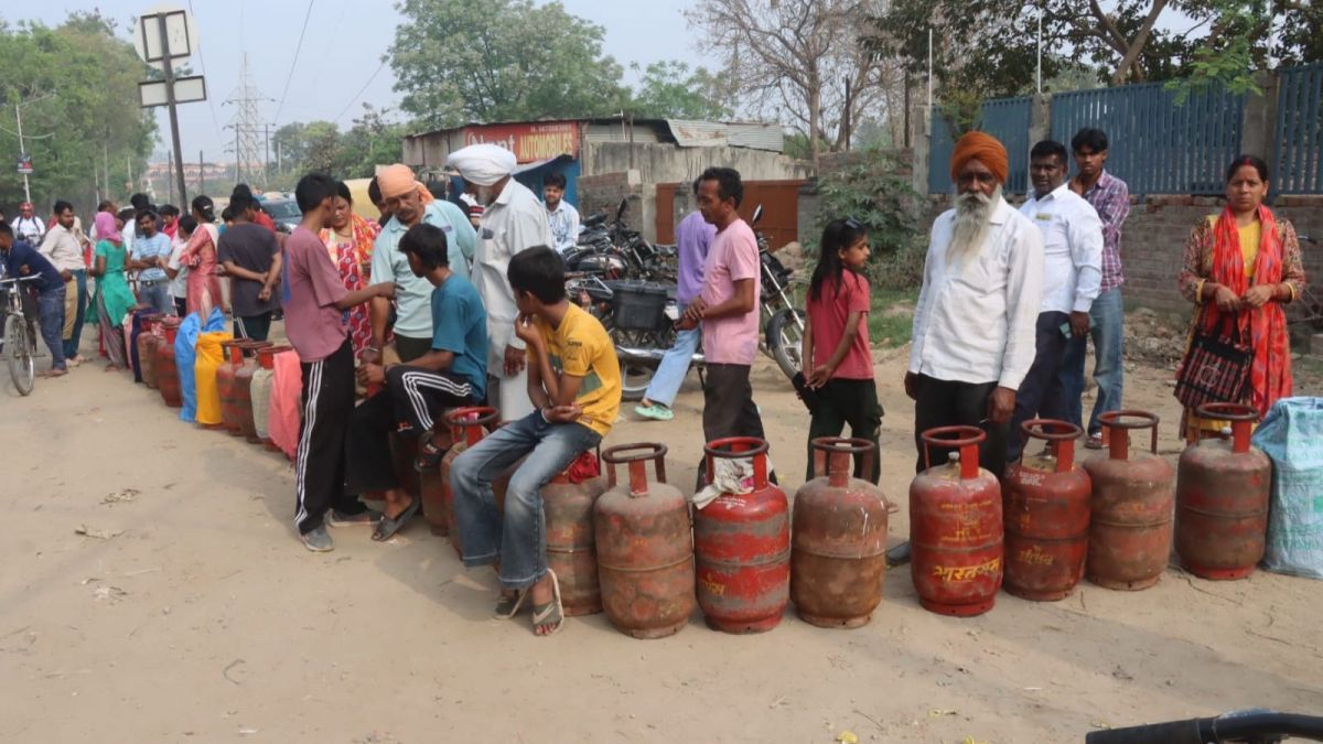 LPG shortage hits Punjab's Nayagaon, residents queue for hours | Chandigarh  News - The Indian Express