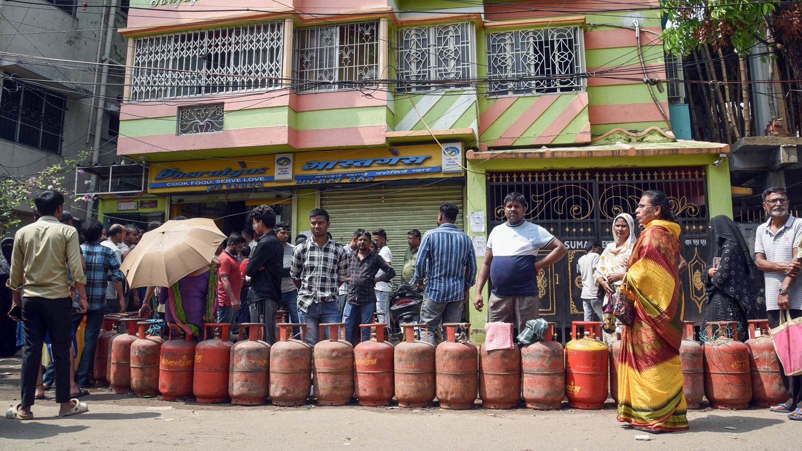 Karnataka cracks down on illegal LPG use: Bengaluru police step up citywide inspections, 46 cylinders seized in Yadgiri