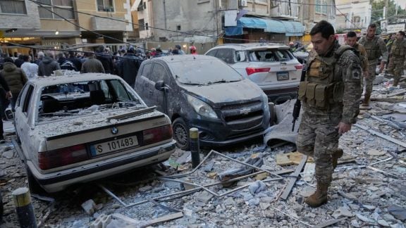 Lebanese soldiers deploy at the site where Israeli airstrikes hit apartments in Beirut, Lebanon