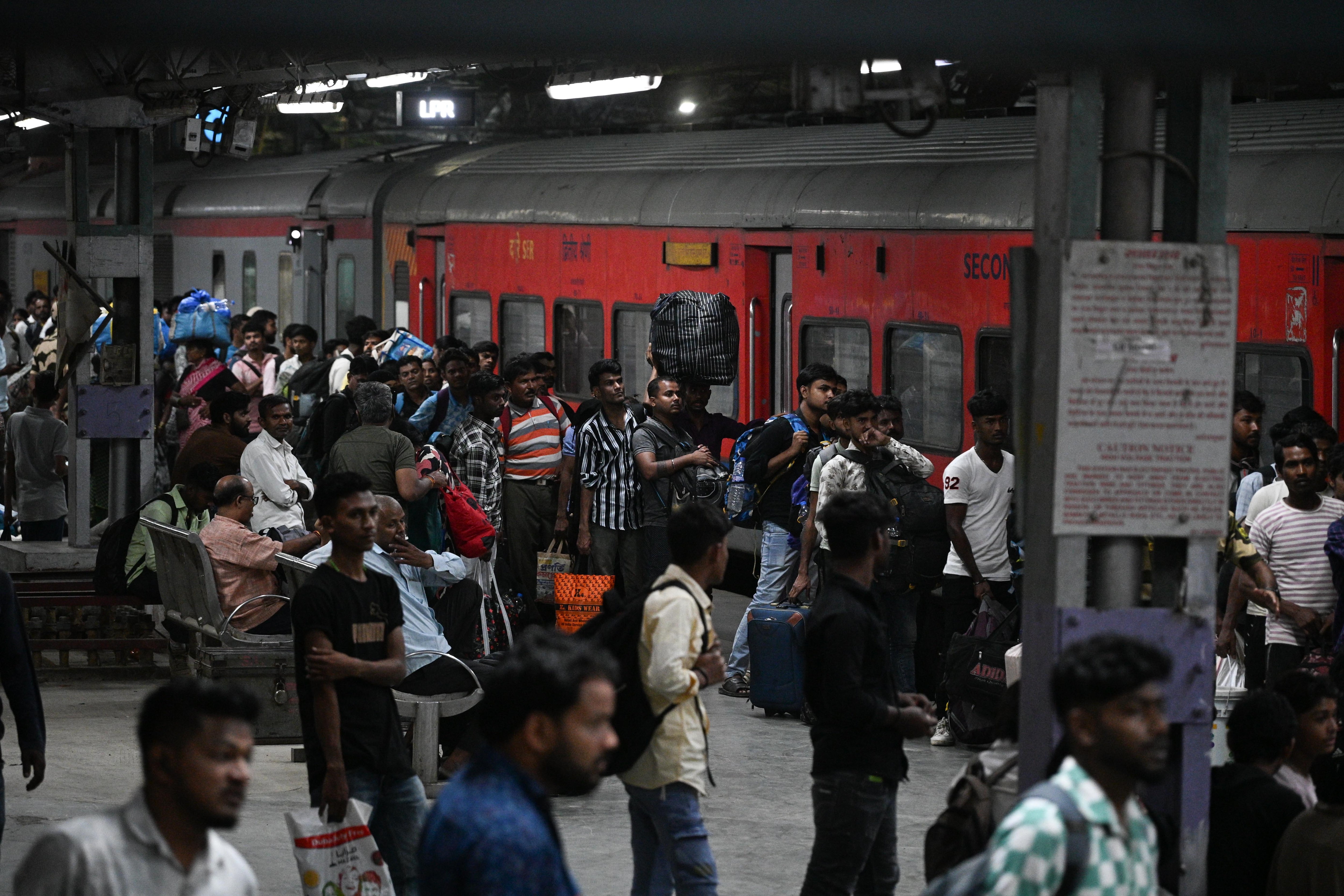 As LPG runs dry, a quiet reverse migration of workers takes hold in Mumbai