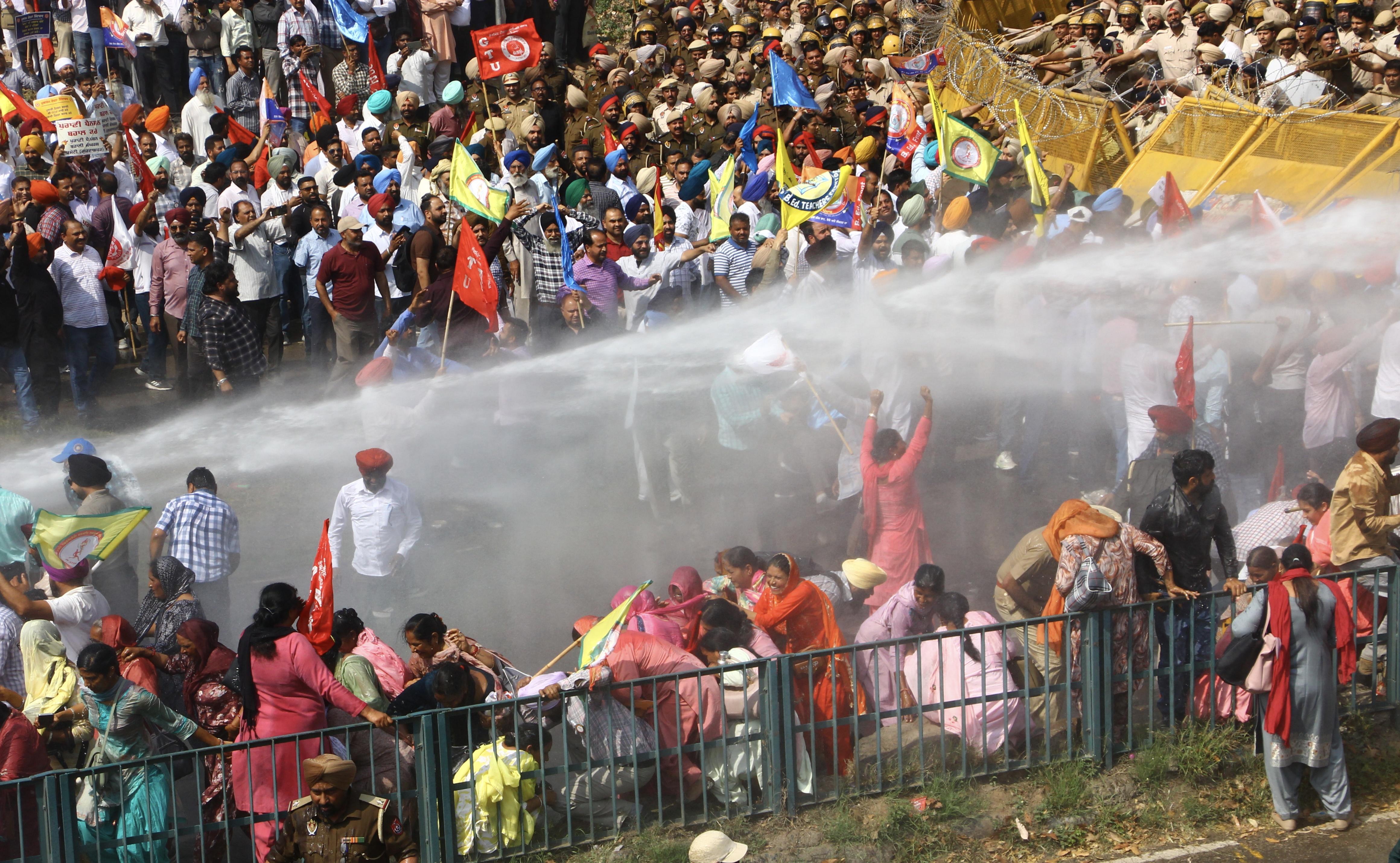 Police use water cannons, tear gas to stop employees’ march towards Punjab Assembly