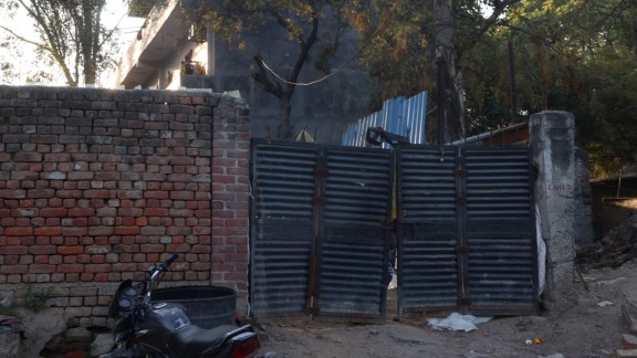 Nangloi market, Nangloi market pickle factory owner dead, Nangloi market factory owner dead, Outer Delhi pickle factory owner suffocates to death, son suffocate to death, pickle factory owner suffocates to death, Outer Delhi , delhi news, India news, Indian express, current affairs