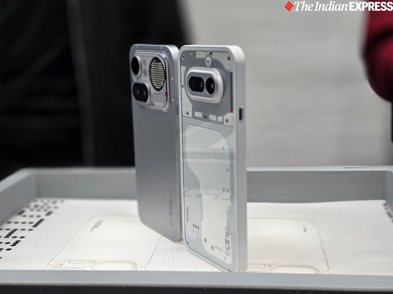 नथिंग 4ए और 4ए प्रो अगल-बगल। (छवि क्रेडिट: अनुज भाटिया/इंडियन एक्सप्रेस)