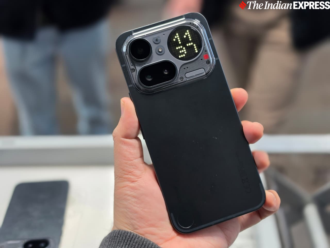 नथिंग्स फोन 4ए प्रो में मेटल यूनिबॉडी बिल्ड है और इसकी मोटाई 7.95 मिमी है। (छवि क्रेडिट: अनुज भाटिया/इंडियन एक्सप्रेस)