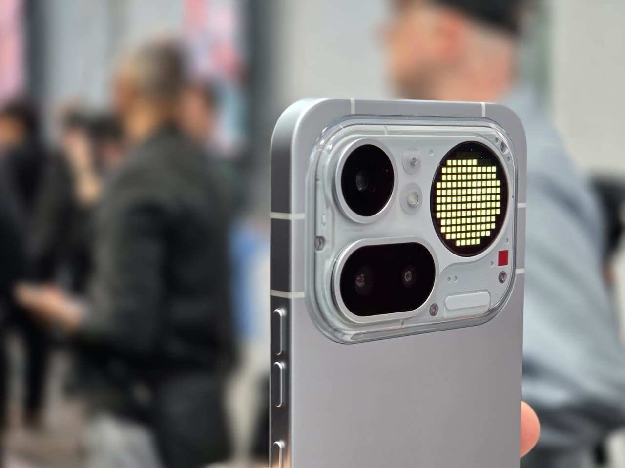 नथिंग फ़ोन (4ए) प्रो में फ़ोन (3) का ग्लिफ़ मैट्रिक्स है।