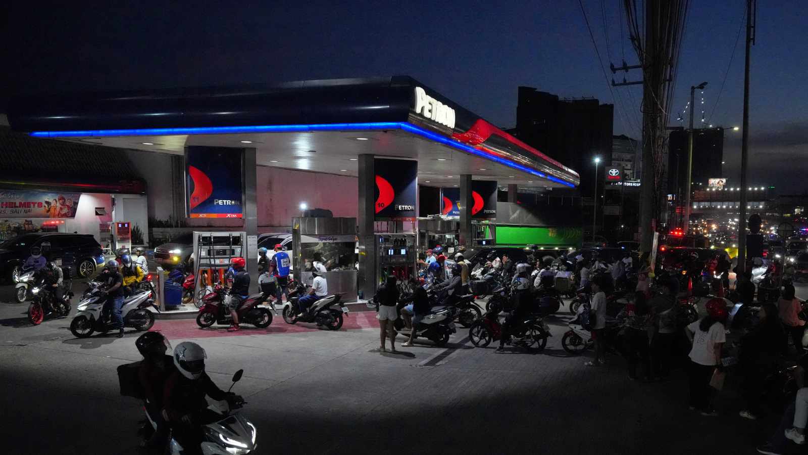 Pakistan and Philippines announce 4-day work week. Here’s why