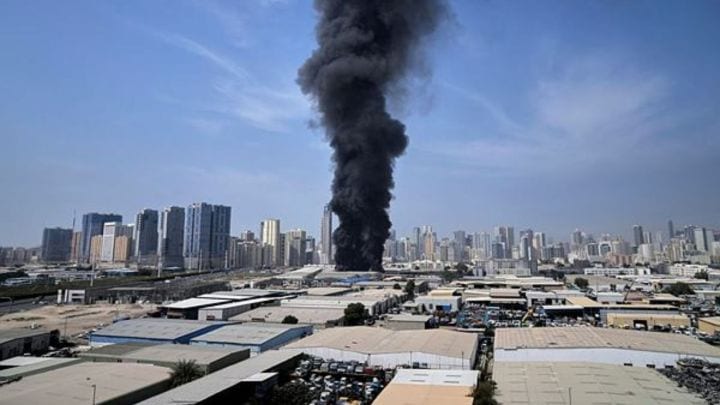 A column of black smoke rises from a warehouse in the industrial area of ​​the city of Sharjah in the United Arab Emirates following reports of Iranian attacks in Dubai, United Arab Emirates, Sunday, March 1, 2026. (Photo/AP)