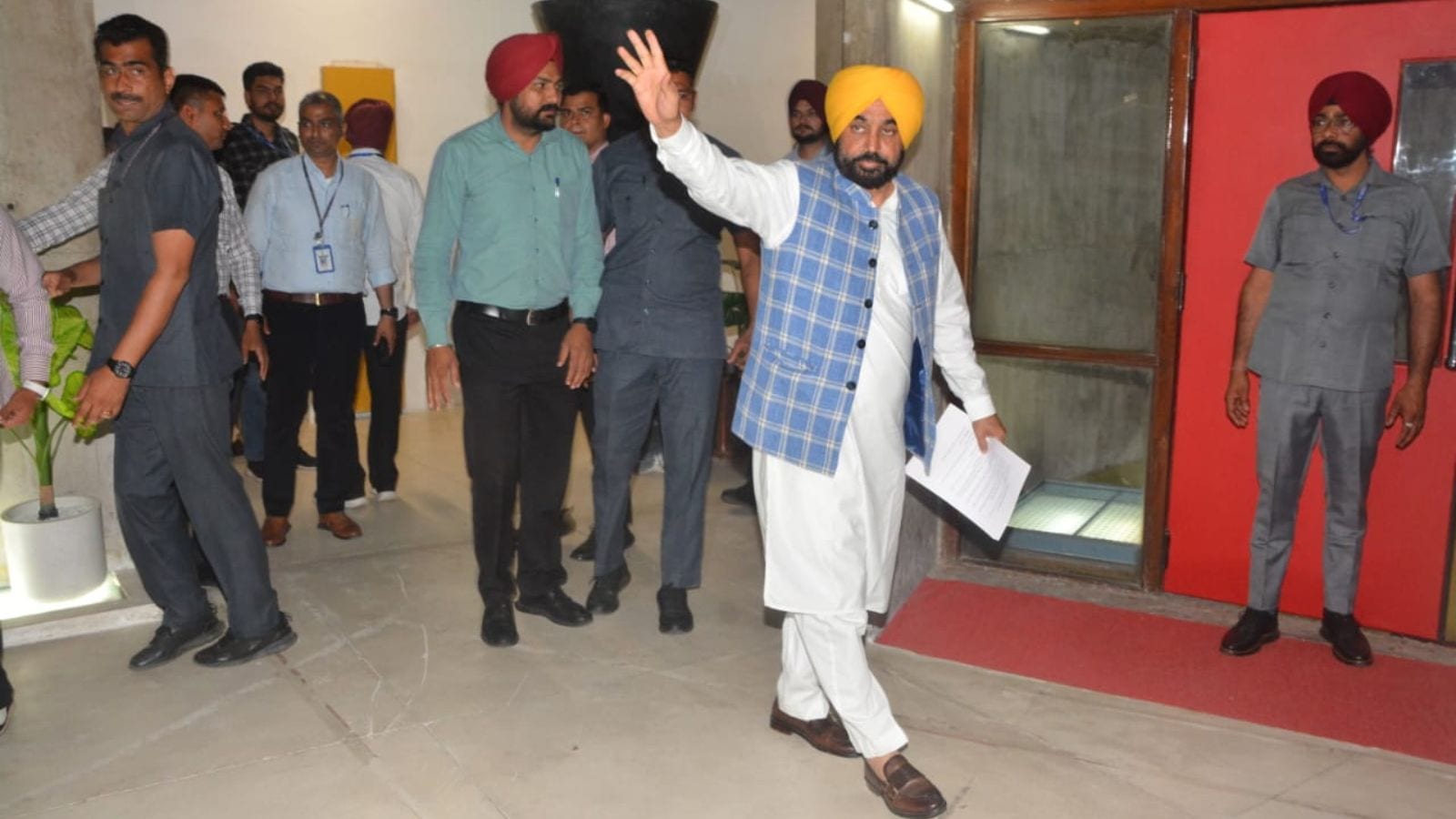 Mann’s comeback meets crisis, scenic retreat shelved, and a narrative that briefly lost its voice