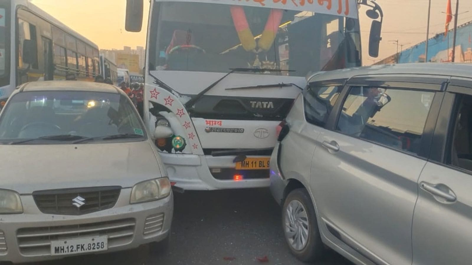 Pune’s deadliest black spot claims another life: motorcyclist killed as truck rams 6 vehicles at Navale Bridge