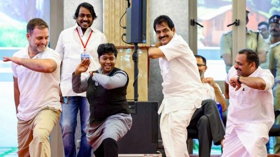 Rahul Gandhi tries his hand at Kalaripayattu, Rahul Gandhi Kalaripayattu dance, Rahul Gandhi, Rahul Gandhi Kerala college, Marian College, Kuttikkanam, Indian express news, current affairs