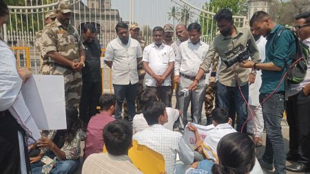 Rajendra Ghode, Head of the Food Committee at SPPU, addressing students during a protest at the university’s main building.