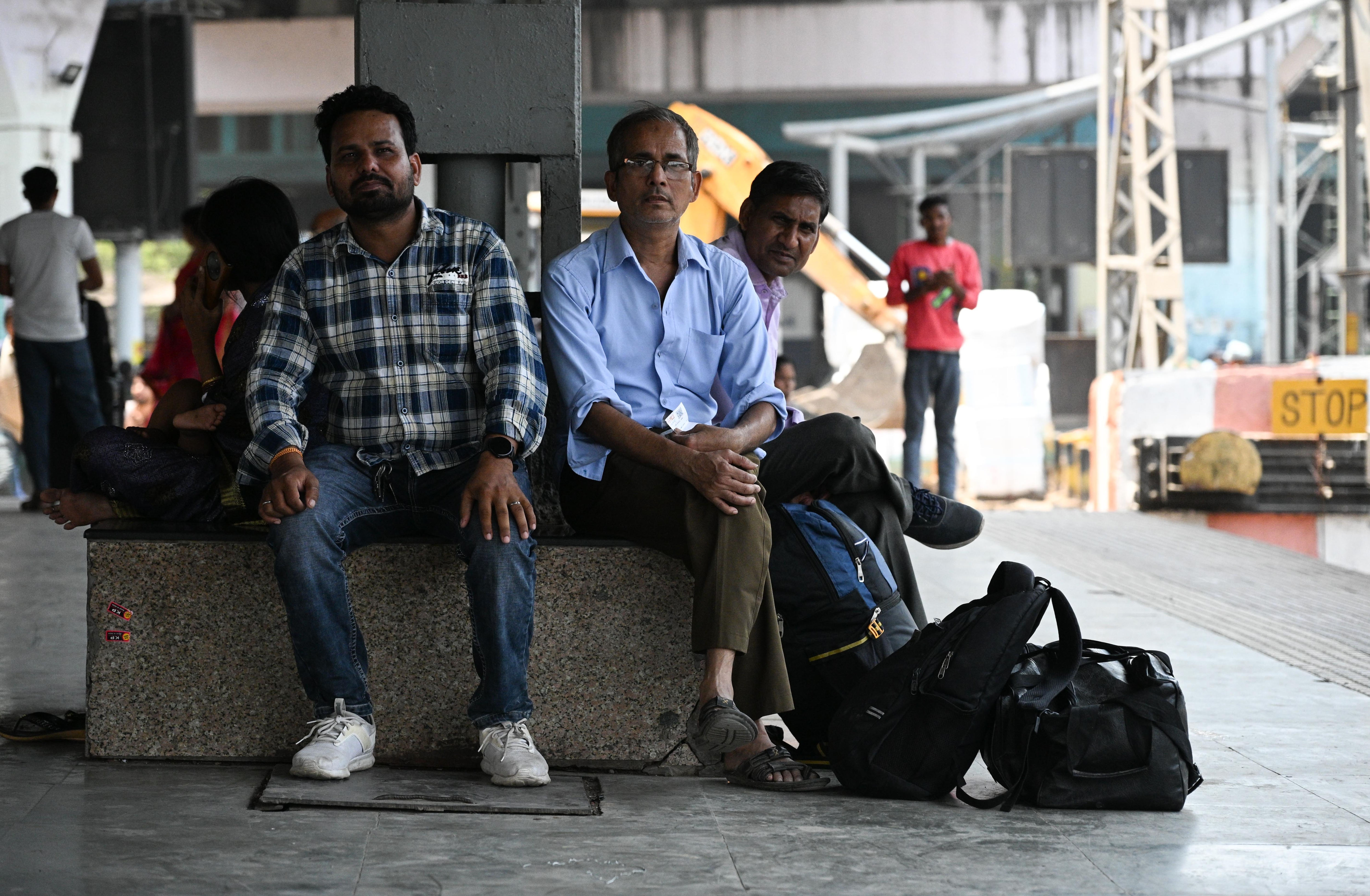 As LPG runs dry, a quiet reverse migration of workers takes hold in Mumbai