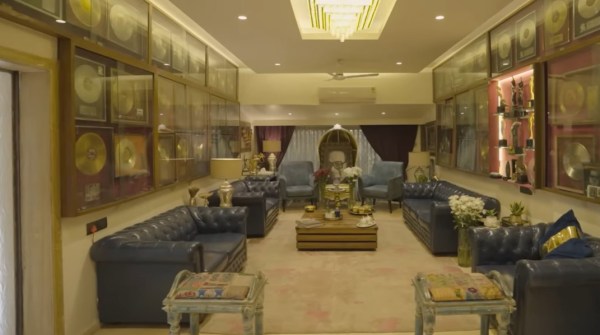 बप्पी लाहिरी के घर का दौरा