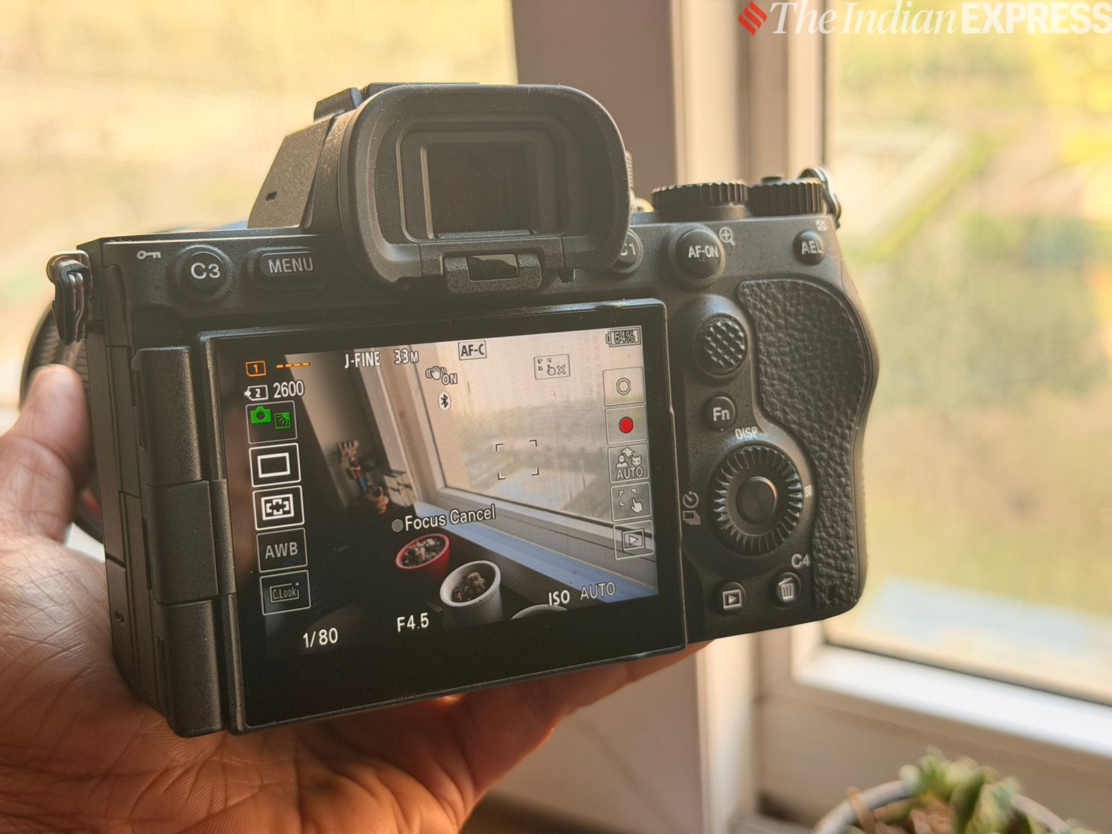 एक स्लॉट है जो SD या CFexpress टाइप A को सपोर्ट करता है, साथ ही एक दूसरा SD-ओनली स्लॉट भी है।