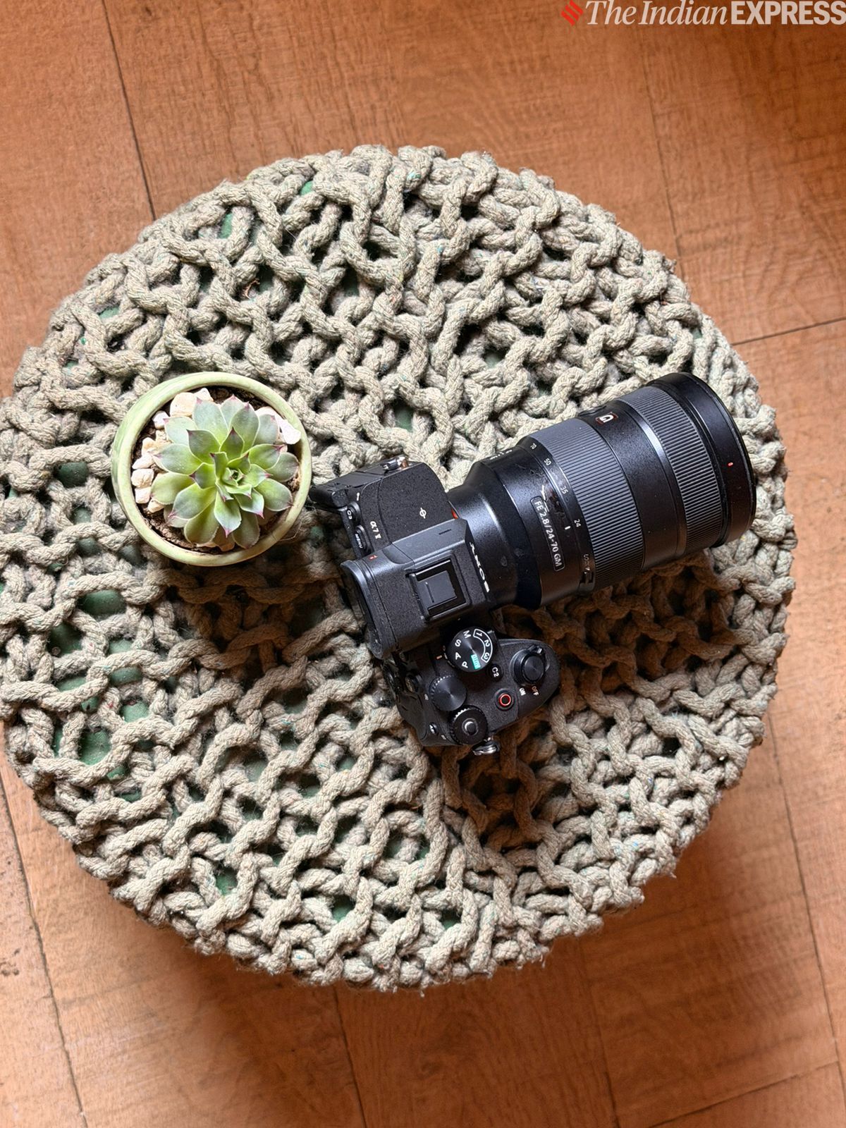 Sony Alpha α7 V एक फुल-फ्रेम हाइब्रिड कैमरा है।