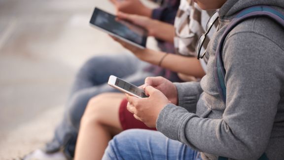 A new report suggests many teenagers still access social media despite the government ban. (Image: FreePik)