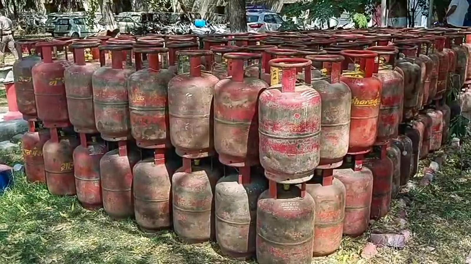 Police in UP seize stolen truck with LPG cylinders, 7 held