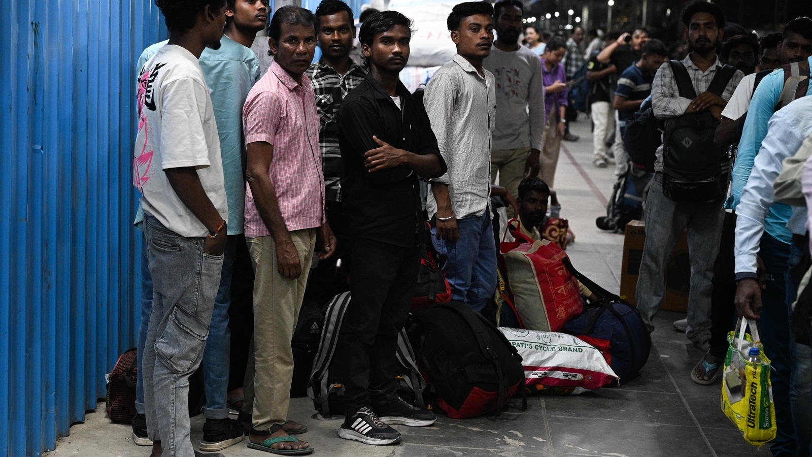 As LPG runs dry, a quiet reverse migration of workers takes hold in Mumbai
