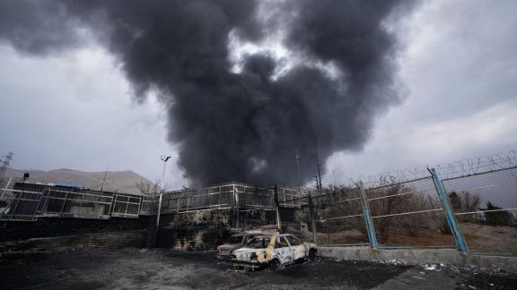 Iran Black Rain, A thick plume of smoke rises from an oil storage facility hit by a U.S.-Israeli strike late Saturday in Tehran, Iran, Sunday, March 8, 2026. (AP Photo/Vahid Salemi)