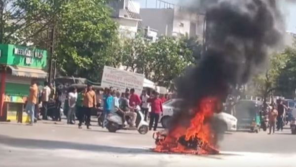 Vadodara petrol pump fire (1)