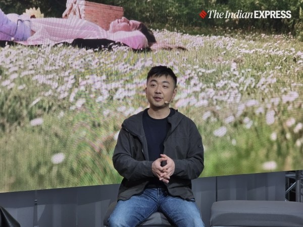 नथिंग के सह-संस्थापक और सीईओ कार्ल पेई लंदन में कंपनी के कार्यक्रम के दौरान मंच पर बोलते हुए। (छवि क्रेडिट: अनुज भाटिया/इंडियन एक्सप्रेस)